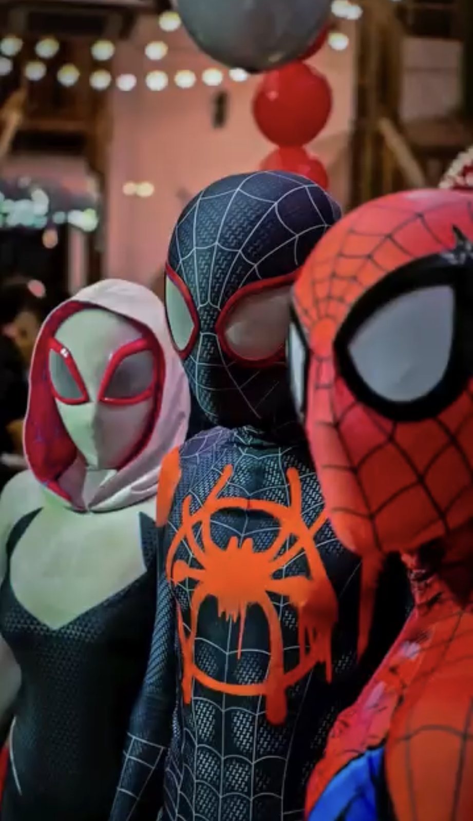Trio de heróis aranha lado a lado na festa
