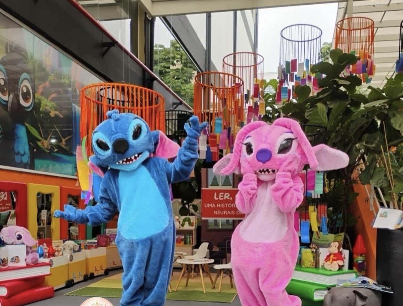 Mascotes do alienzinho azul e da alienzinha rosa dançando