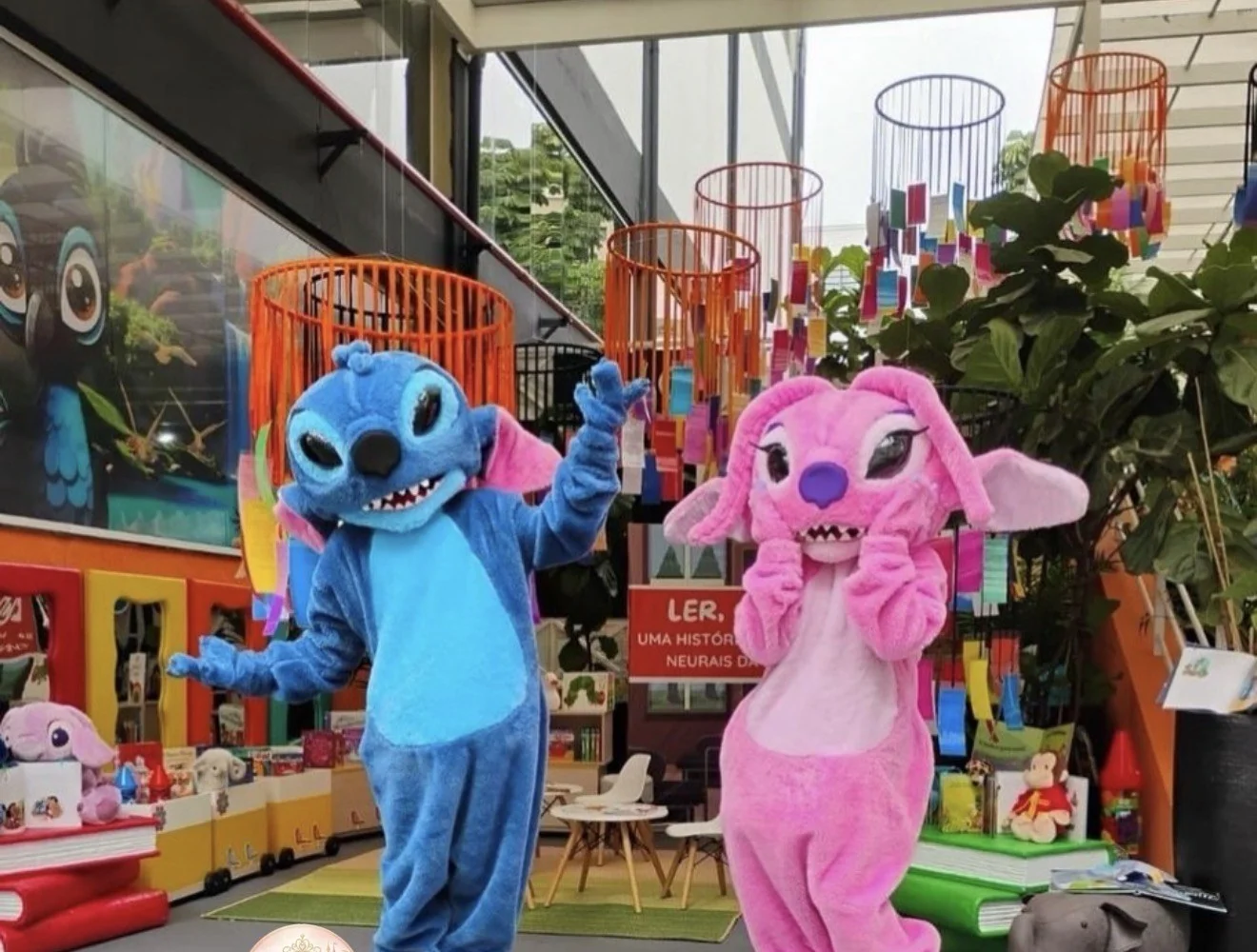 Mascotes do alienzinho azul e da alienzinha rosa dançando
