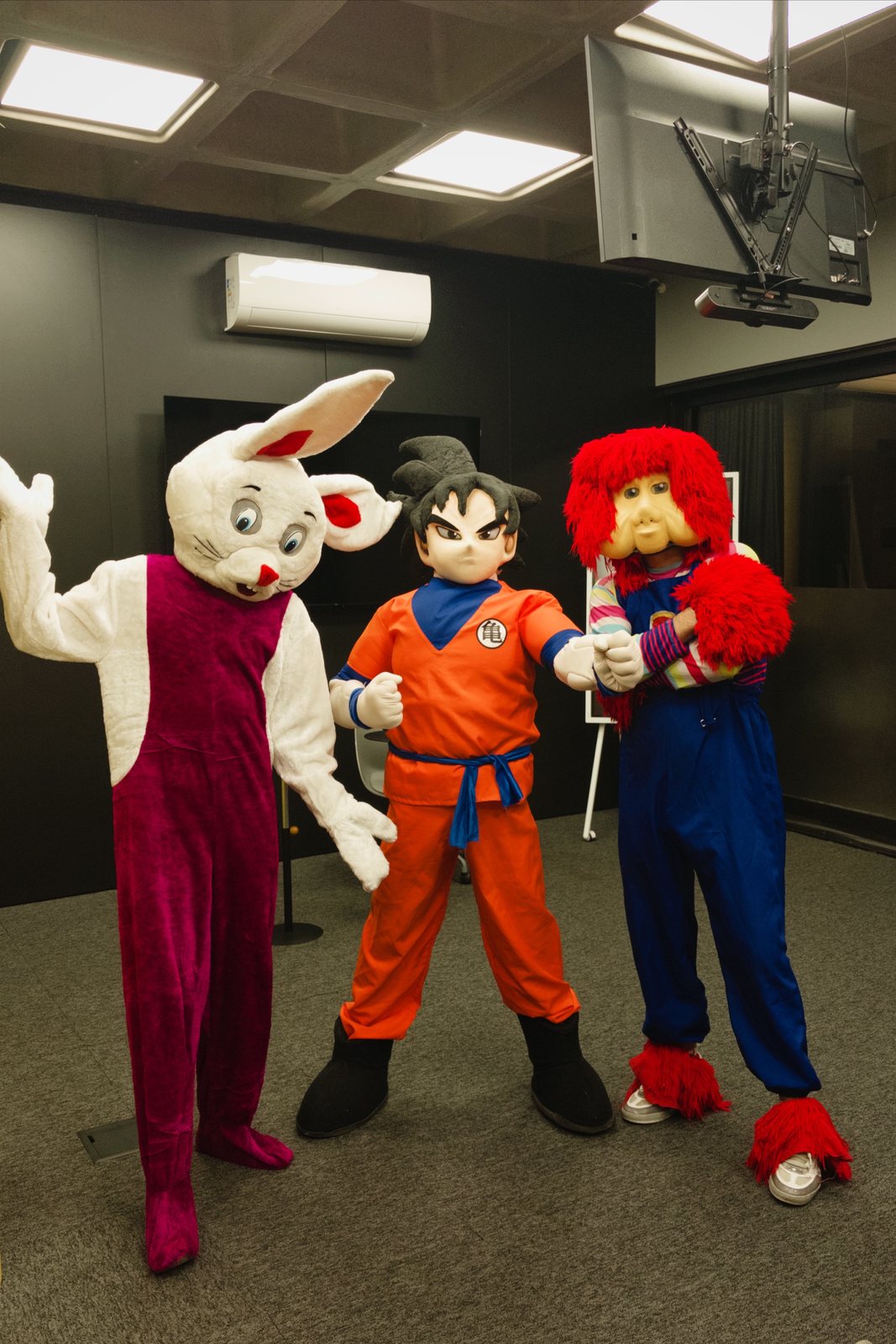 Trio de guerreiras do k-pop abraçando uma menina
