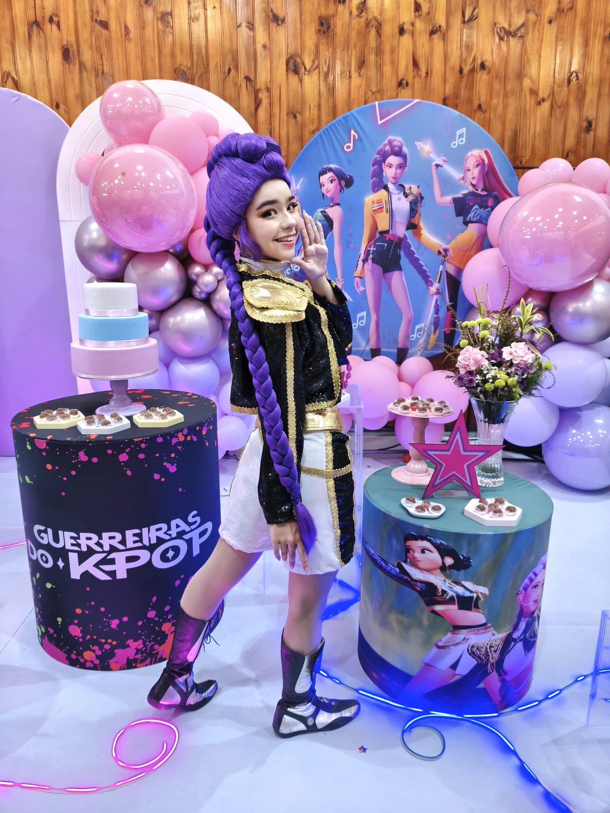 Guerreira do k-pop de cabelo roxo no cenário Guerreiras do K-Pop