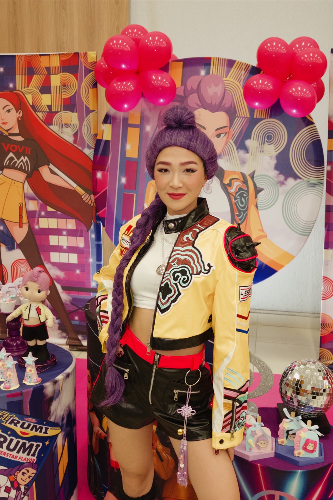 Guerreira do k-pop sorrindo no cenário da festa