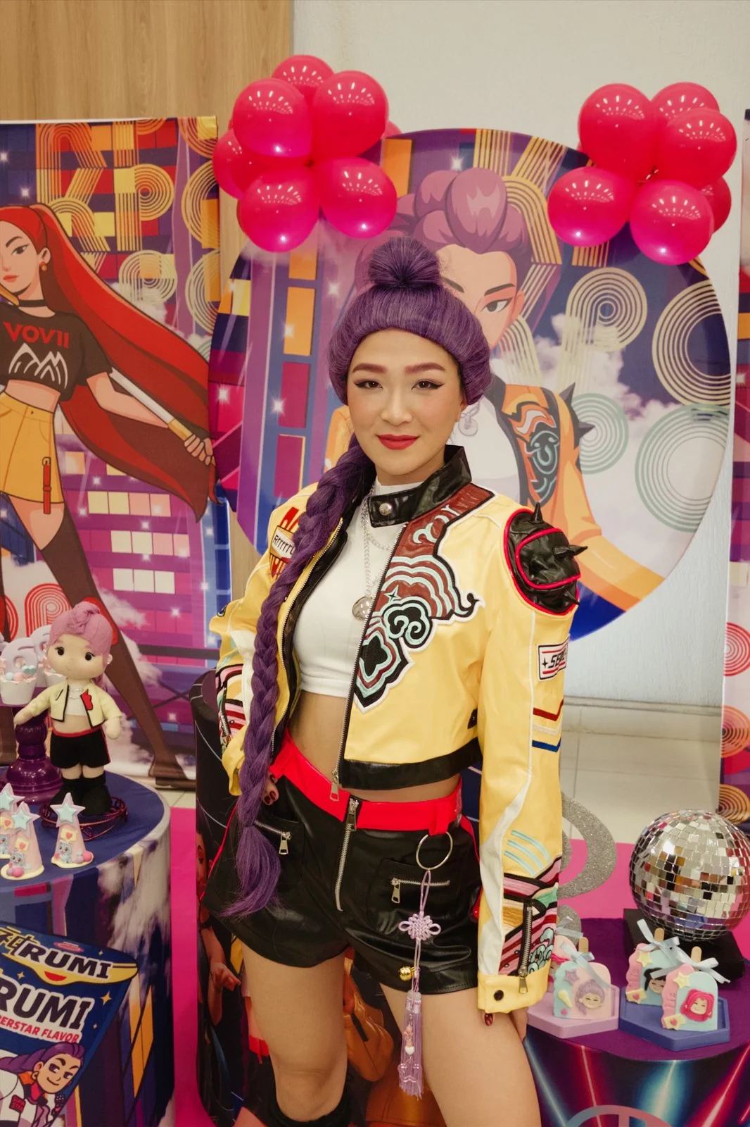 Guerreira do k-pop sorrindo no cenário da festa