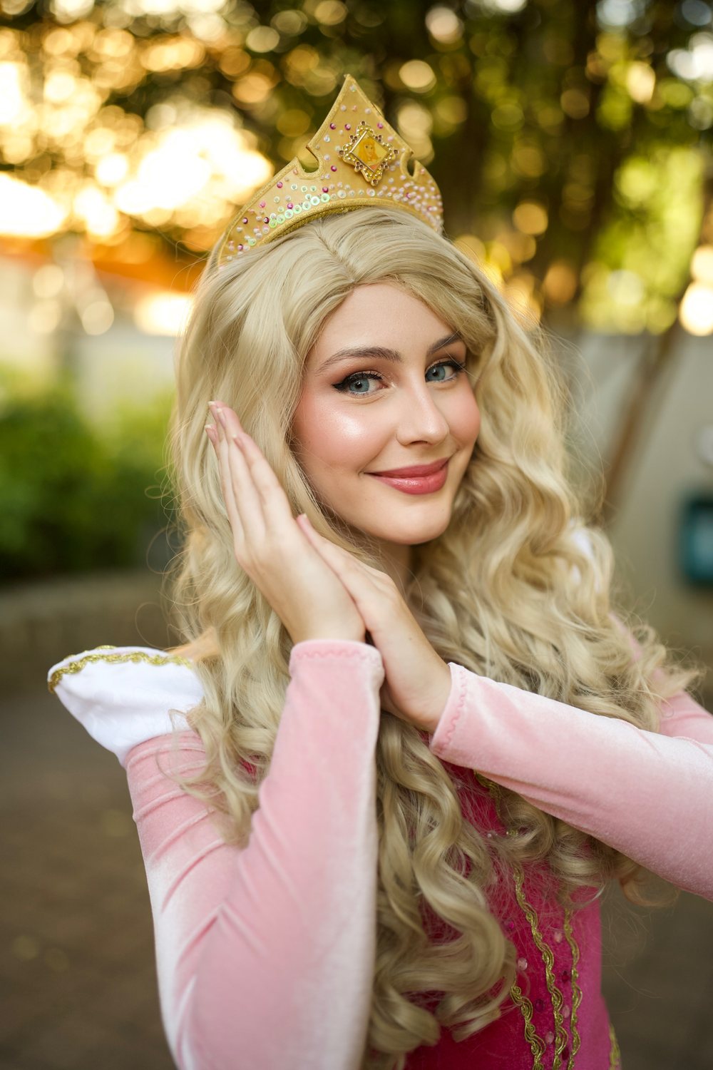 Retrato da princesa loira de coroa dourada sorrindo