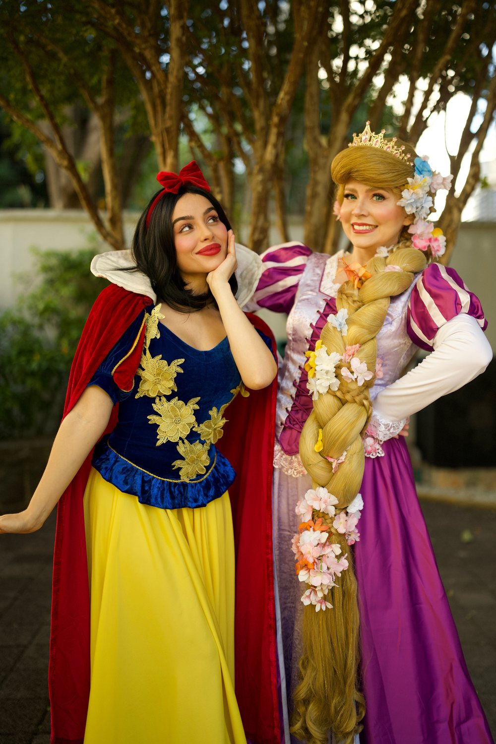 Princesa da neve e princesa da torre chegando juntas ao jardim